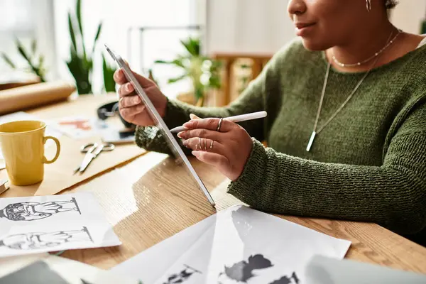 Una bella donna si impegna in attività artigianali in un laboratorio, mettendo in mostra i suoi talenti artistici. — Foto stock