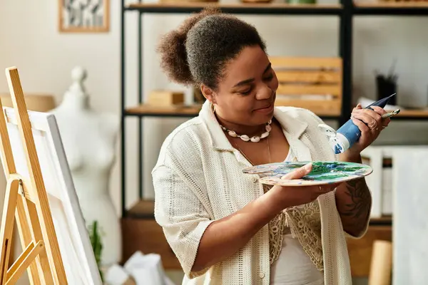 A woman immerses herself in crafting, inspired at a lively workshop. — Stock Photo