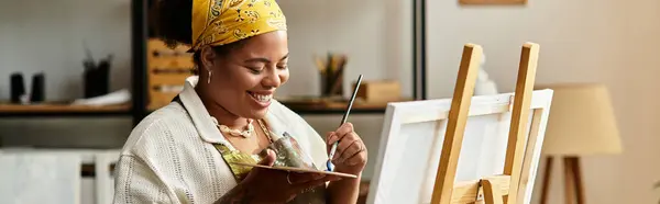 Bright and cheerful woman engages in craft activities at a busy workshop filled with inspiration. — Stock Photo