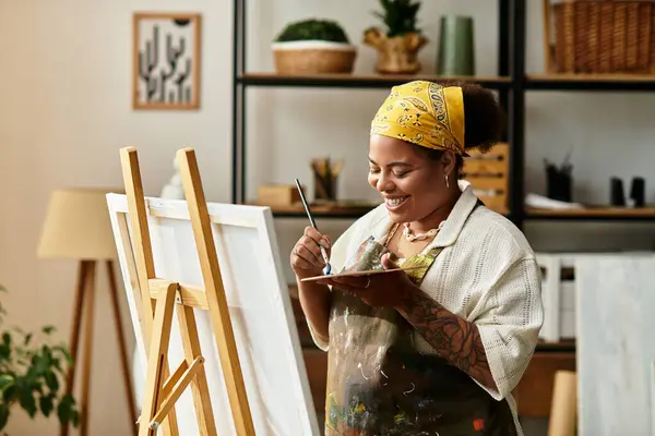 Una mujer experta inmersa en la elaboración, mezcla de colores y sonrisas durante un evento de taller creativo. - foto de stock