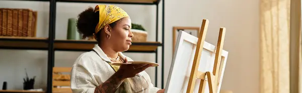 Una donna di talento si impegna gioiosamente nella lavorazione in un laboratorio colorato, mostrando la sua creatività.. — Foto stock
