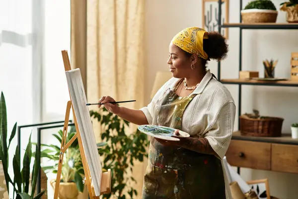 A beautiful woman enjoys art at a vibrant workshop filled with plants and inspiration. — Stock Photo