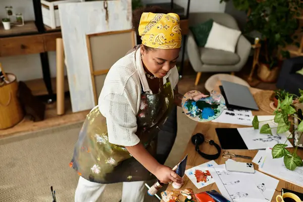 In einer lebendigen Werkstatt bastelt eine geschickte Frau leidenschaftlich mit ihren künstlerischen Werkzeugen. — Stockfoto