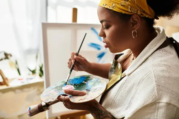 A talented woman engages in painting at a lively crafting workshop filled with inspiration. — Stock Photo