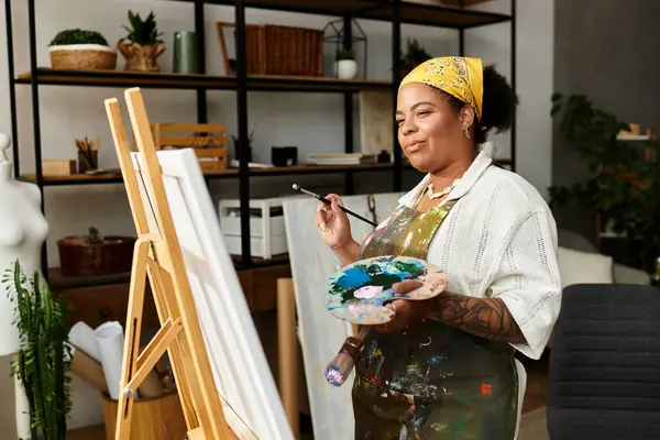 Una bella donna si impegna nella creazione creativa, mettendo in mostra il suo talento in un ambiente stimolante. — Foto stock