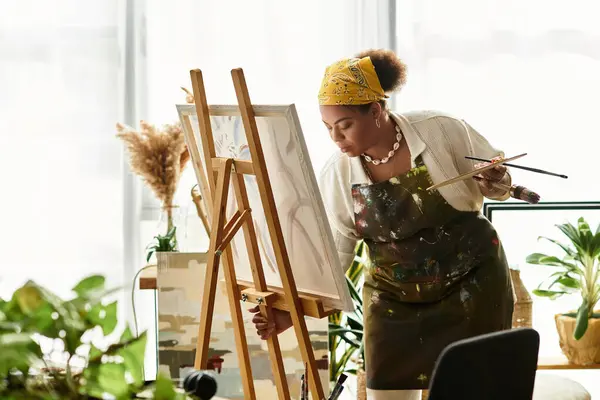 A talented woman engages in artistic creation at a lively crafting workshop surrounded by greenery. — Stock Photo