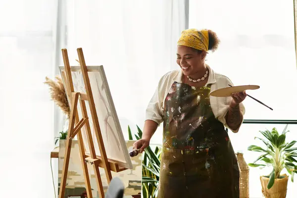 A joyful woman paints on a blank canvas during a lively crafting workshop. — Stock Photo