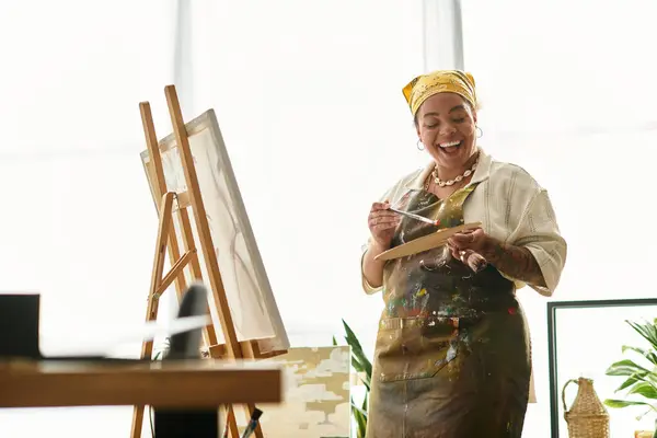 Uma mulher alegre se envolve na elaboração, mostrando seu talento artístico e personalidade vibrante. — Fotografia de Stock