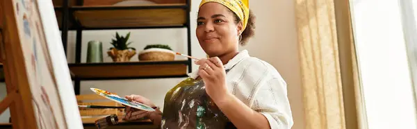A beautiful woman expresses her creativity while painting during a vibrant craft workshop. — Stock Photo