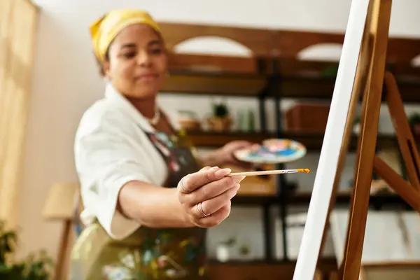 A beautiful woman engages in crafting, showcasing her talent and creativity in a workshop setting. — Stock Photo