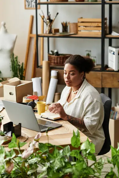A beautiful woman is immersed in crafting, surrounded by plants and creative materials. — Stock Photo