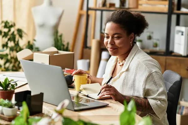 Una hermosa mujer se dedica alegremente a la elaboración, rodeada de herramientas y plantas en su taller. - foto de stock