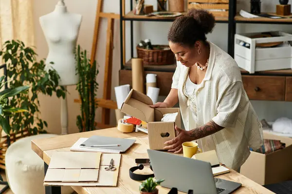 Uma mulher adorável se concentra em seu projeto de artesanato em uma oficina ocupada cheia de suprimentos. — Fotografia de Stock
