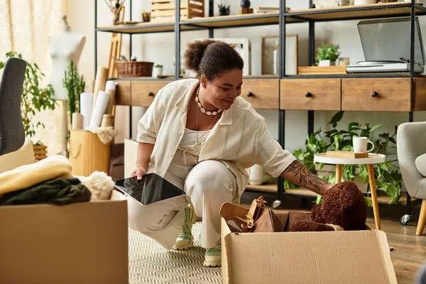 Mujer crea artesanías únicas en un acogedor taller lleno de materiales e inspiración. - foto de stock