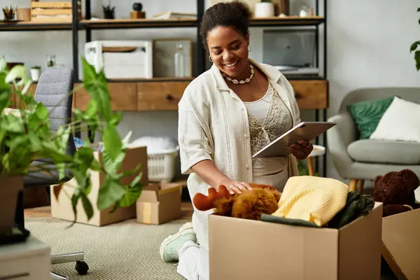 A joyful woman explores materials in a vibrant crafting workshop, fully engaged in her craft. — Stock Photo