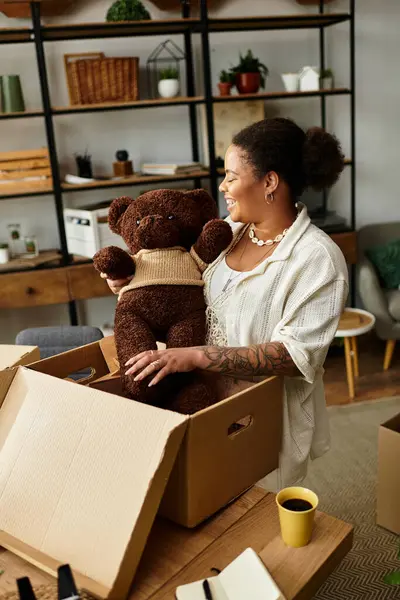 Eine schöne Frau lächelt, als sie während einer lebhaften Bastelstunde einen charmanten Teddybär enthüllt. — Stock Photo