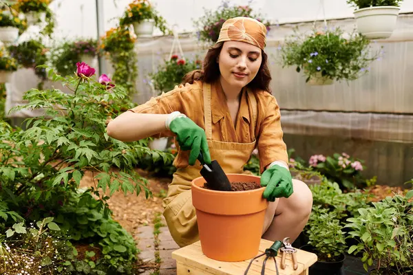 Junge Frau zieht Pflanzen in lebendigem Gewächshaus auf, strahlt Glückseligkeit aus und pflegt ihren Garten. — Stockfoto