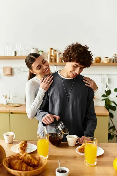 Um casal desfruta de uma manhã aconchegante em casa com café, doces e doce carinho. — Fotografia de Stock
