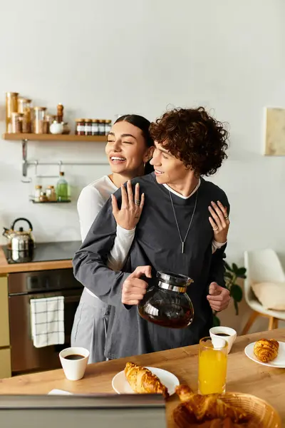 Couple shares laughter and affection while preparing breakfast in their inviting, sunlit kitchen. — Stock Photo