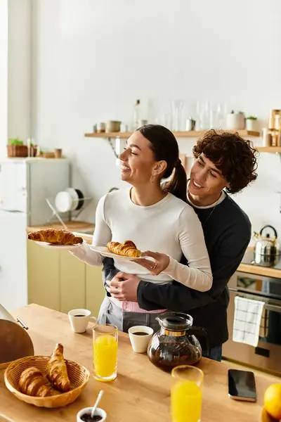 Um casal compartilha um momento alegre em sua cozinha, saboreando café da manhã e companhia uns dos outros. — Fotografia de Stock