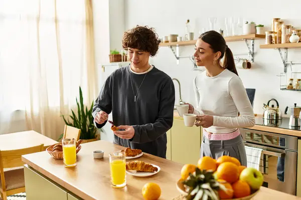Couple profite d'un délicieux petit déjeuner ensemble, le partage des sourires et de la chaleur dans leur maison gaie. — Photo de stock