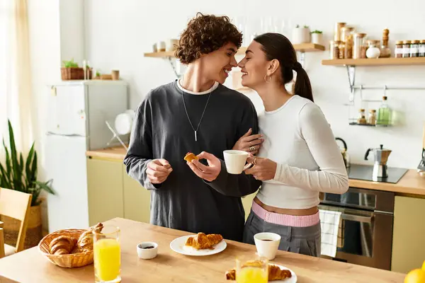 Zwei Menschen teilen einen freudigen Moment, während sie das Frühstück genießen und sich tief in ihrer Küche verbinden. — Stockfoto
