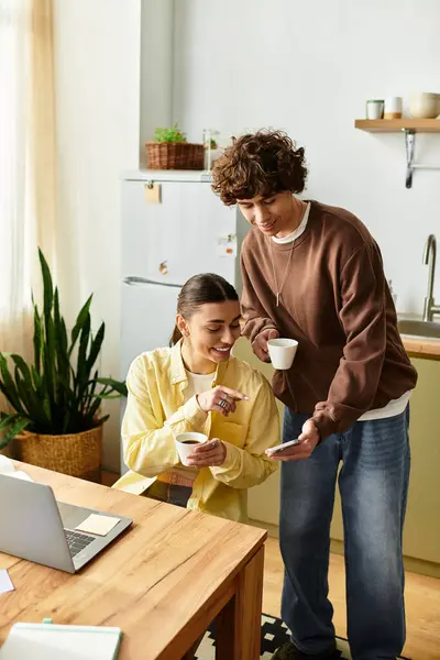 Em um quarto luminoso, um casal se diverte enquanto bebe café e compartilha sorrisos. — Fotografia de Stock