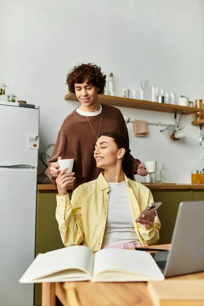 Um casal amoroso desfruta de um momento acolhedor juntos, compartilhando risos e café em sua cozinha. — Fotografia de Stock