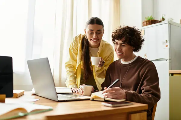 Zwei Menschen genießen einander in einem hellen Raum bei kreativer Arbeit. — Stockfoto