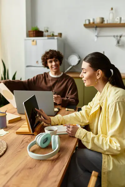Um casal compartilha tempo de qualidade juntos, engajando-se em trabalho e criatividade em sua mesa de casa. — Fotografia de Stock