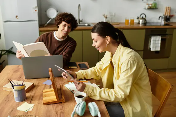 Los socios cariñosos comparten actividades creativas alegres en su mesa de comedor, totalmente comprometidos en proyectos. - foto de stock