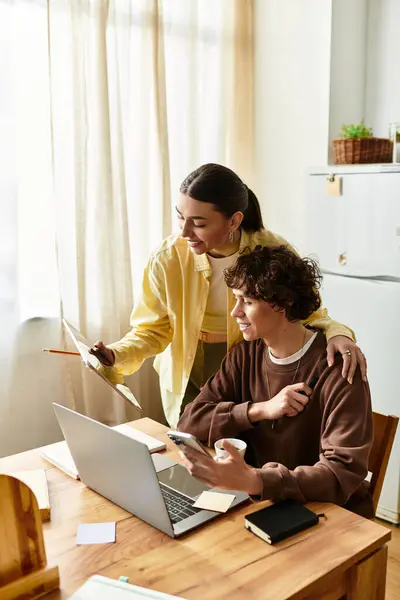 Ein Mann und eine Frau arbeiten freudig in ihrem hellen Zuhause zusammen und tauschen Ideen und Kreativität aus. — Stockfoto