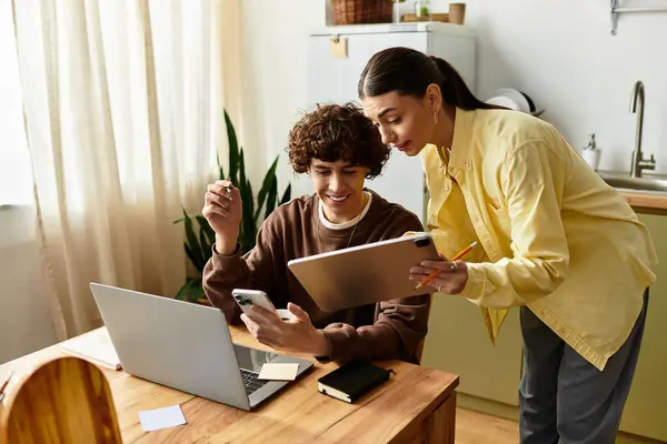 Zwei Menschen genießen einander beim Lernen und Erleben der Liebe in der Küche. — Stockfoto