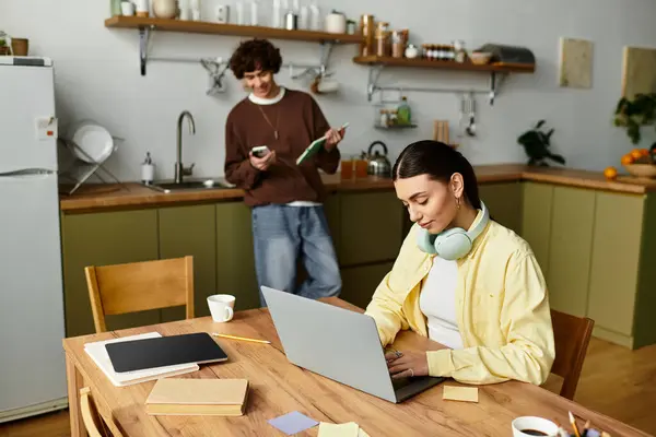 Casal compartilha um momento quente em casa como eles se concentram em suas tarefas em uma cozinha elegante. — Fotografia de Stock