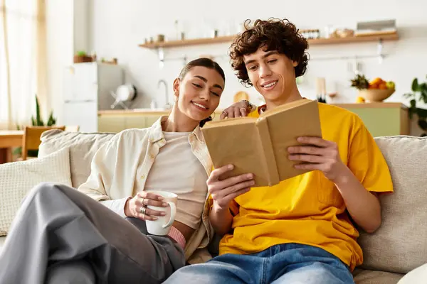 Um casal desfruta de uma tarde deliciosa lendo um livro juntos, desfrutando de sua alegria compartilhada. — Fotografia de Stock