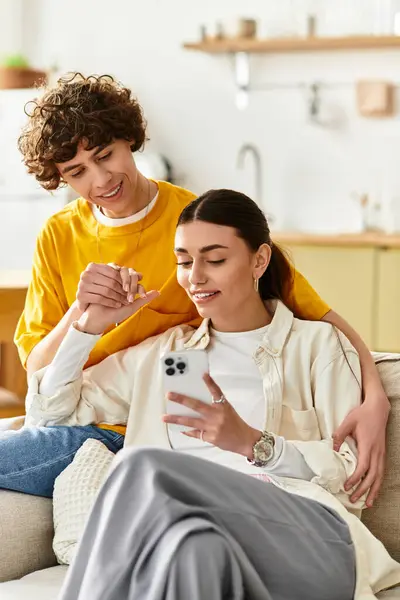Coppia godendo ogni altri compagnia su un comodo divano, mentre la condivisione di sorrisi e conversazione. — Foto stock