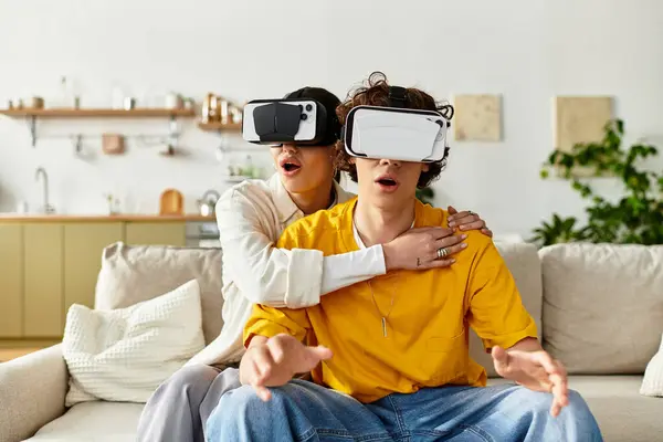 A joyful couple engages in an exciting virtual reality experience, sharing laughter and thrill. — Stock Photo
