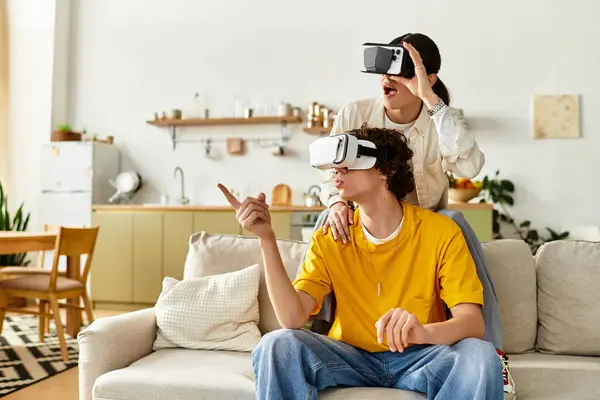 Zwei Partner tauchen beim Faulenzen zu Hause in eine spannende virtuelle Welt ein. — Stockfoto