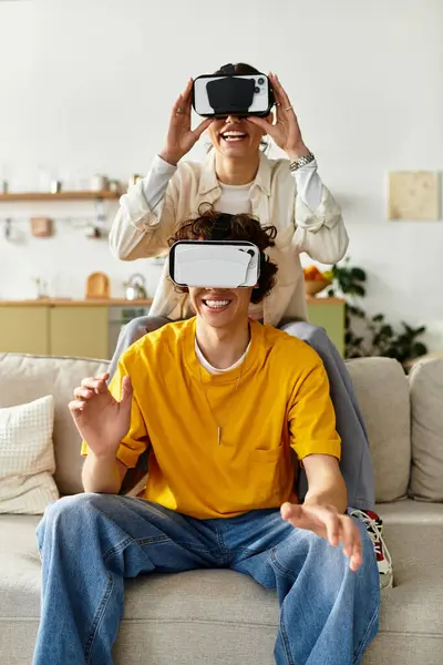 Casal amoroso compartilha risos enquanto experimenta a realidade virtual em seu ambiente de casa vibrante. — Fotografia de Stock