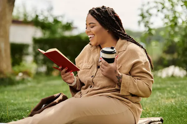 A woman teaches by sharing knowledge while immersed in a book and sipping coffee outdoors. — Stock Photo