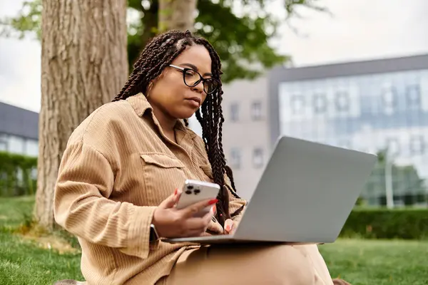 Hochschullehrerin beschäftigt sich mit Laptop und Telefon und fördert das Lernen in einer ruhigen Umgebung im Freien. — Stockfoto