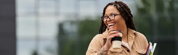 Un professeur d'université joyeux prend un moment pour savourer son café tout en étant entouré d'étudiants. — Photo de stock