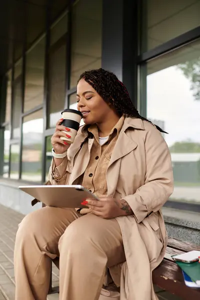 A thoughtful teacher relaxes outside, sipping coffee and reviewing notes during a break. — Stock Photo