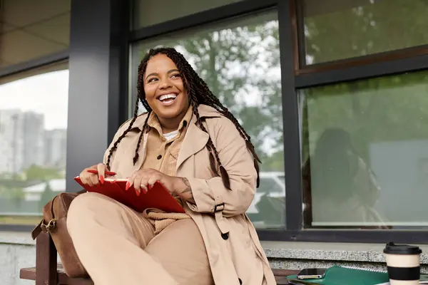 A university teacher engages in her work outside, radiating positivity and focus. — Stock Photo