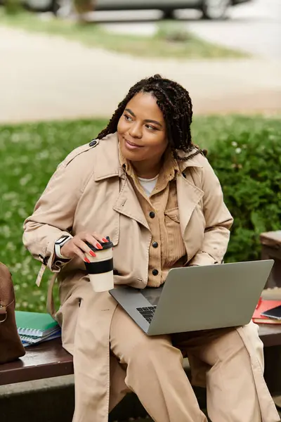 University educator enjoys a moment outdoors, collaborating with students on laptop projects. — Stock Photo