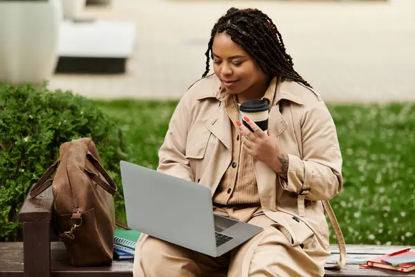 University teacher engages in outdoor lessons while sipping coffee and using a laptop. — Stock Photo