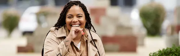 A woman educator engages with students in a lively university environment, radiating positivity. — Stock Photo