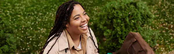 University teacher joyfully engages with students in a vibrant, green outdoor setting. — Stock Photo