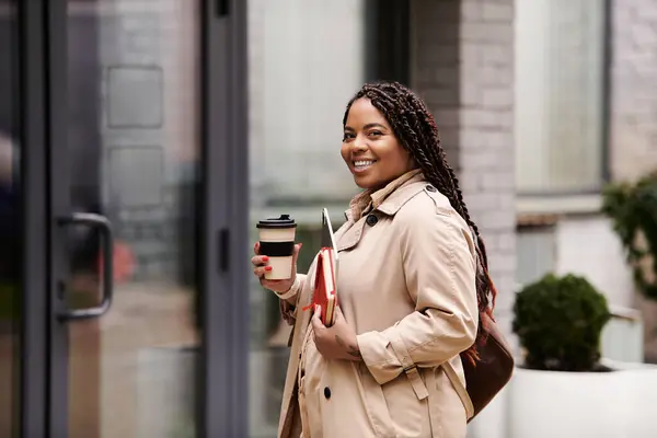 Professeure d'université profite d'une pause café tout en interagissant chaleureusement à l'entrée du campus. — Photo de stock