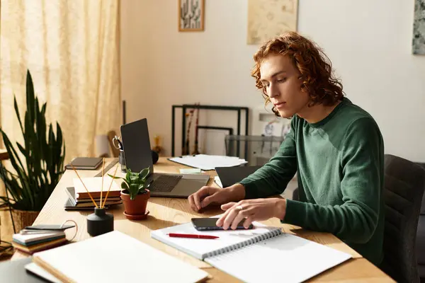 Accogliente home office con un giovane impegnato in lavori creativi alla sua scrivania, circondato da piante. — Stock Photo